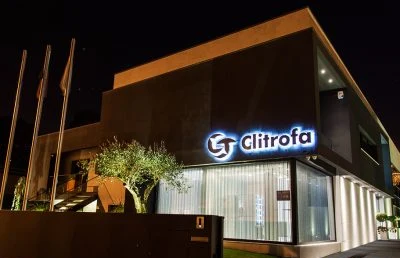 Fachada da Clitrofa à noite, na Avenida de Paradela