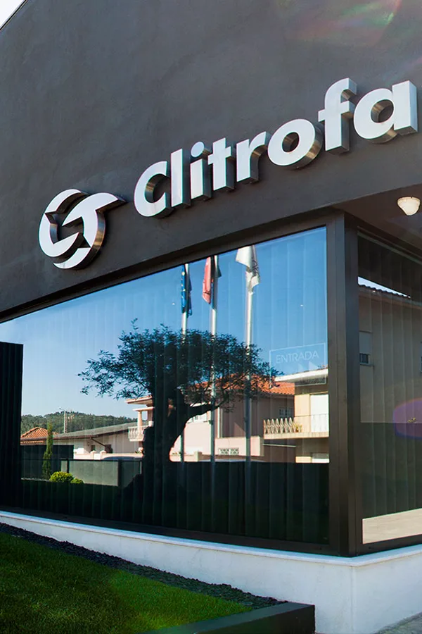 Fachada da Clitrofa, na Avenida de Paradela